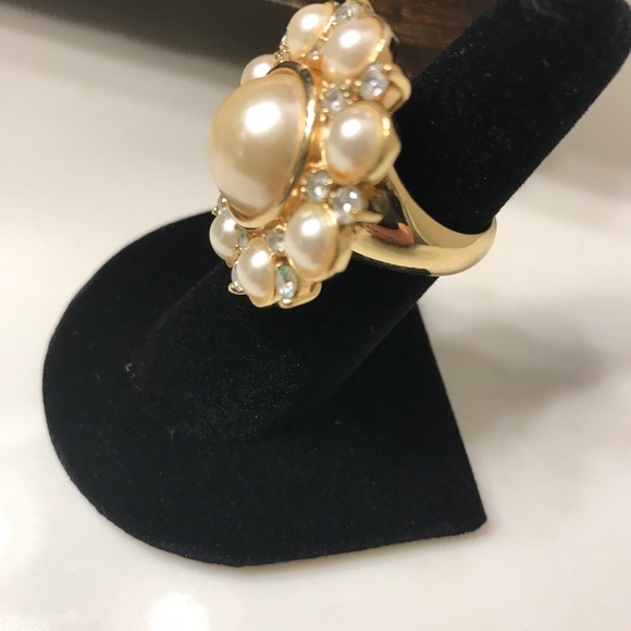 FASHIONABLE gold tone ring. Pearls and crystals. - Picture 4 of 5